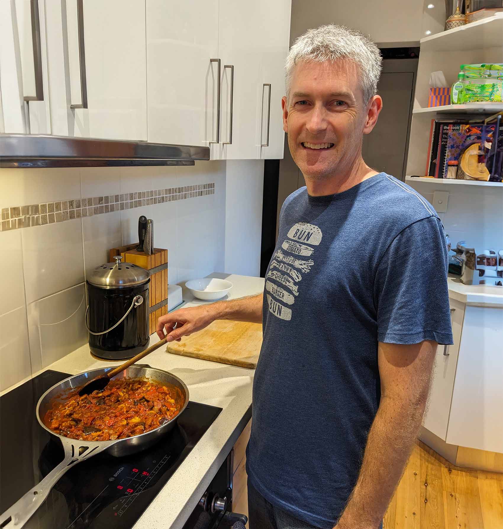 How much power and energy does an induction cooktop use to cook chorizo and eggplant pasta?